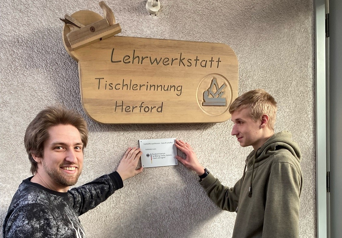 Vier moderne Holzbearbeitungsmaschinen in der Lehrwerkstatt