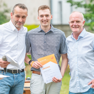 Obermeister Heiko Bahls (links) und Udo Knake (rechts) gratulieren Gewinner Timon Philipp Macharacek - Foto: Joel Beinke